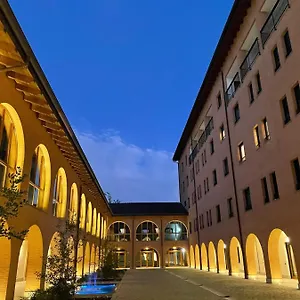 Hostal Corte Milano